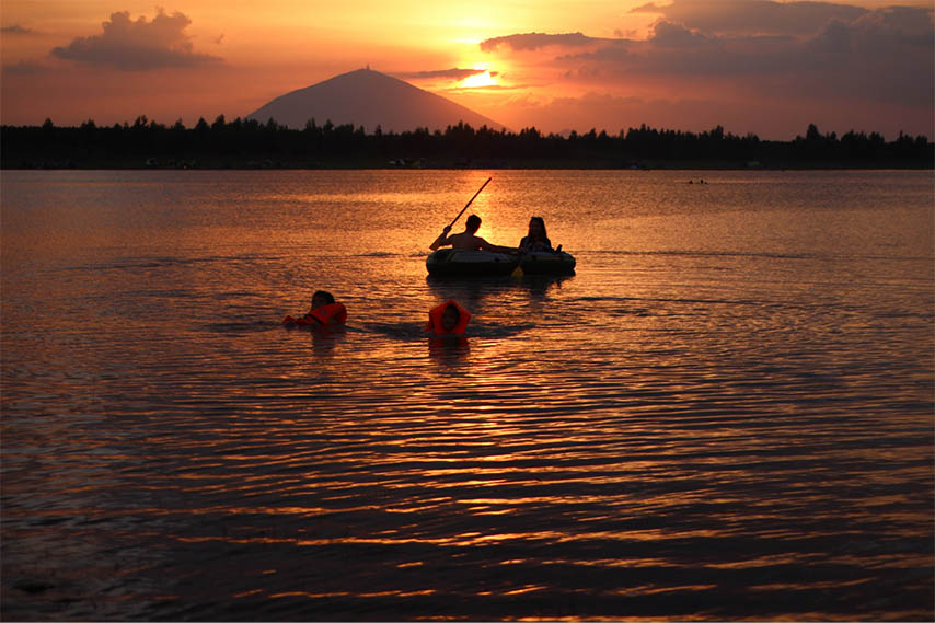 Cảnh hoàng hôn huyền ảo tại hồ Dầu Tiếng (Nguồn: Internet)