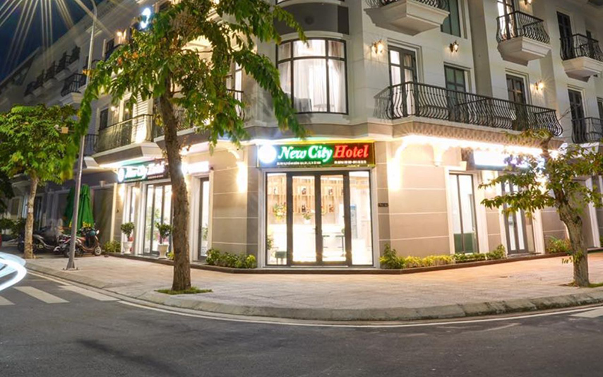 Khách sạn New City nhìn từ bên ngoài được thiết kế theo phong cách Châu Âu, có lan can bằng sắt uốn lượn (Nguồn: Internet)