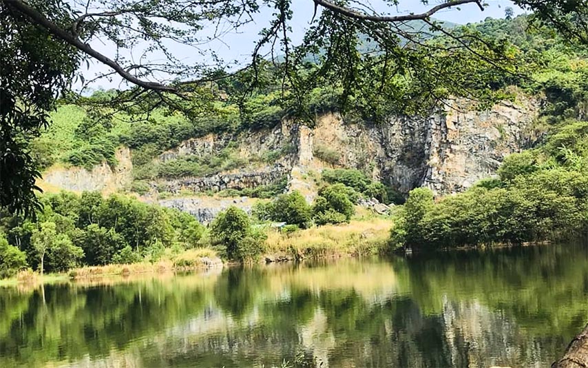 Mặt hồ trong xanh được bao quanh bởi những dãy núi đá hùng vĩ (Nguồn: Internet)