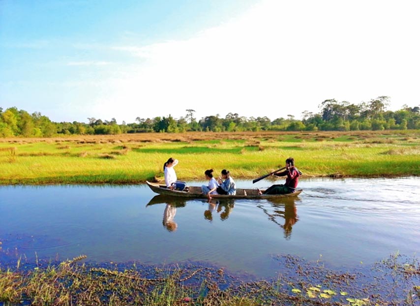 Du khách trải nghiệm chèo thuyền xuôi theo dòng sông êm ả trong vườn quốc gia Lò Gò Xa Mát (Nguồn: Internet)