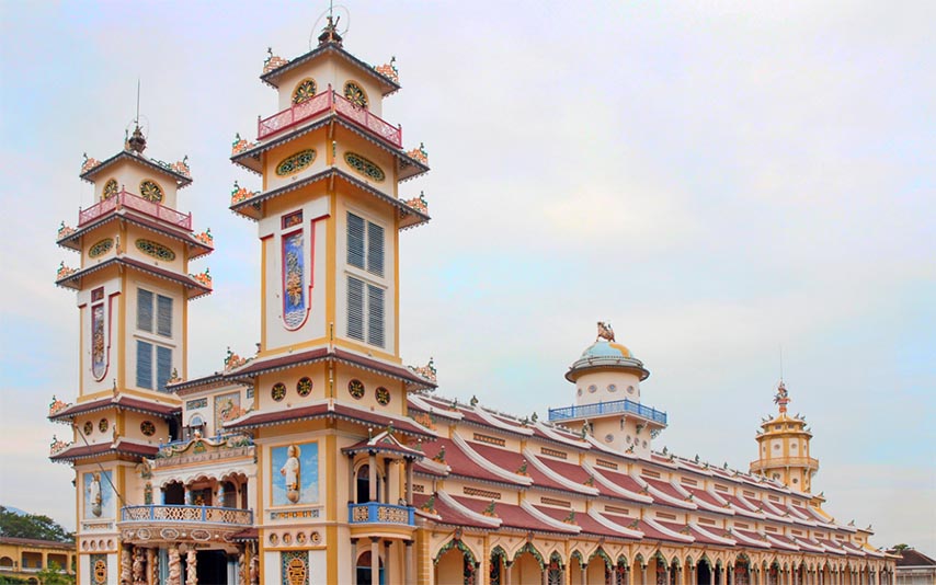 Toàn cảnh Tòa thánh Cao Đài khi nhìn từ bên ngoài (Nguồn: Internet)