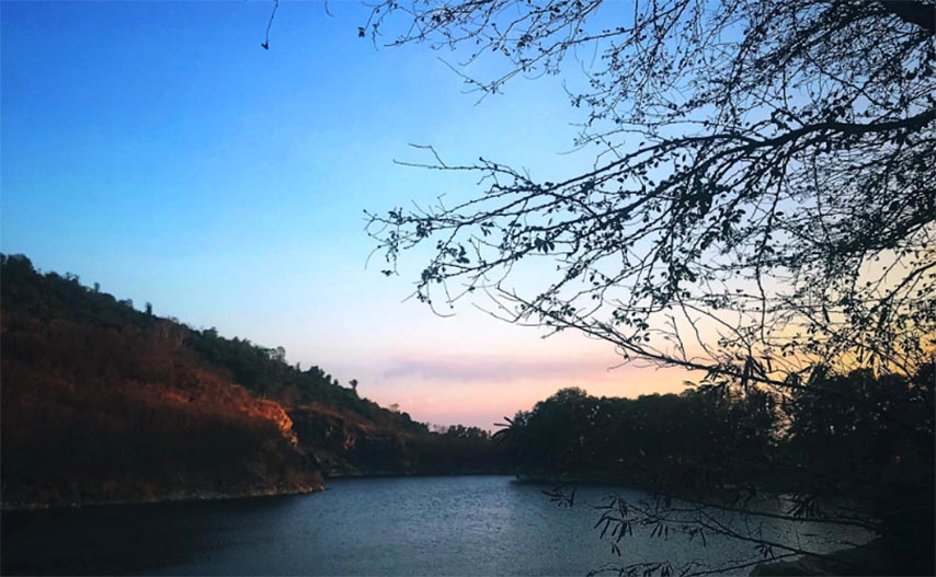 Vẻ đẹp huyền ảo tại hồ Núi Đá khi hoàng hôn buông xuống (Nguồn: Internet)