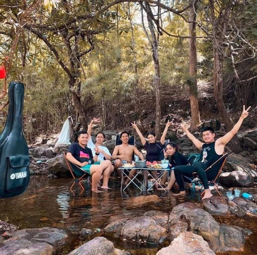 Trải nghiệm mở tiệc bên suối cùng bạn bè (Nguồn: Internet)