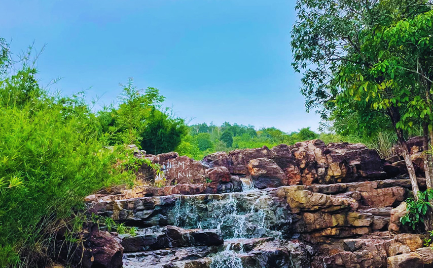 Du khách nên tham quan suối Trúc và những ngày trời nắng đẹp và trong xanh (Nguồn: Internet)