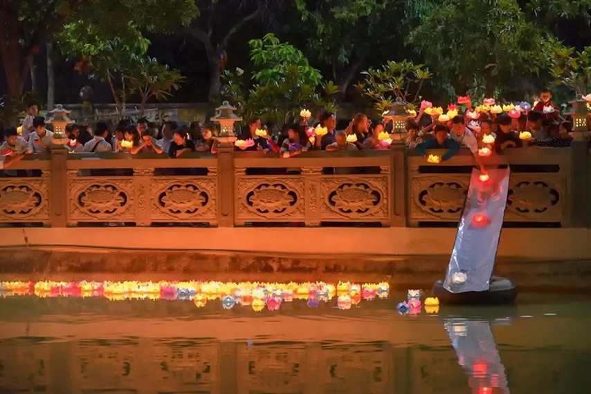 Lễ hội thả hoa đăng ở chùa Gò Kén vào Rằm tháng 7 (Nguồn: Internet)