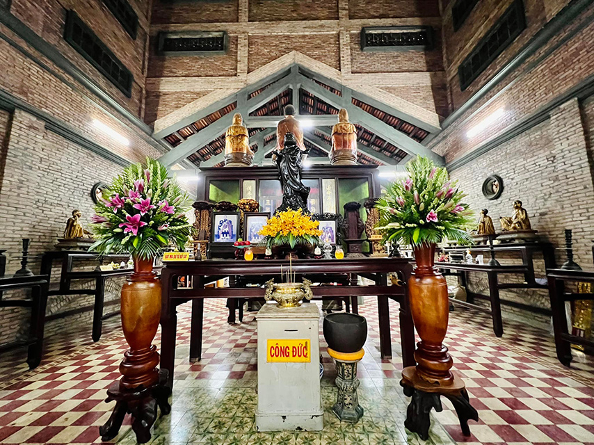 Không gian rộng rãi bên trong điện chùa Gò Kén (Nguồn: Internet)