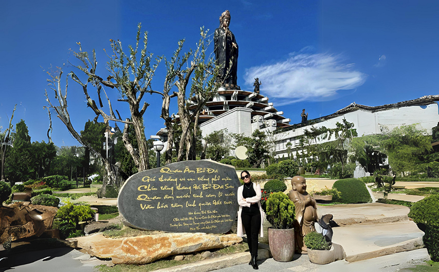 Du khách nên lựa chọn trang phục rộng rãi, thoải mái khi đi chiêm bái các ngôi chùa Tây Ninh (Nguồn: Internet)