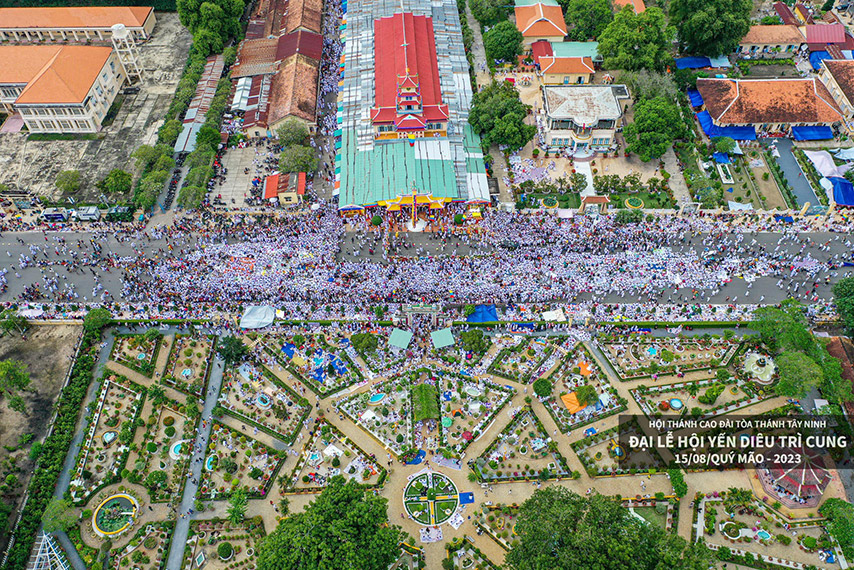 Khung cảnh tấp nập, rực rỡ sắc màu tại Toà Thánh Tây Ninh vào dịp lễ hội (Nguồn: Internet)