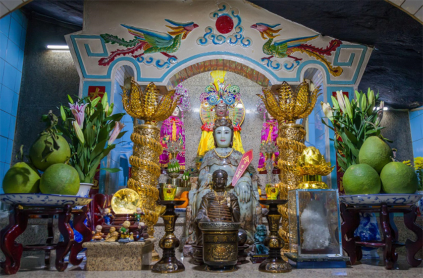 3 bức tượng Bà Đen với phong thái khác nhau trong điện thờ (Nguồn: Internet)