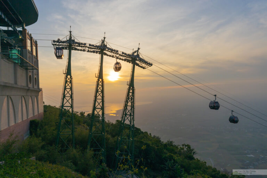 Đi cáp treo núi Bà Đen là một hình thức di chuyển nhanh chóng và an toàn