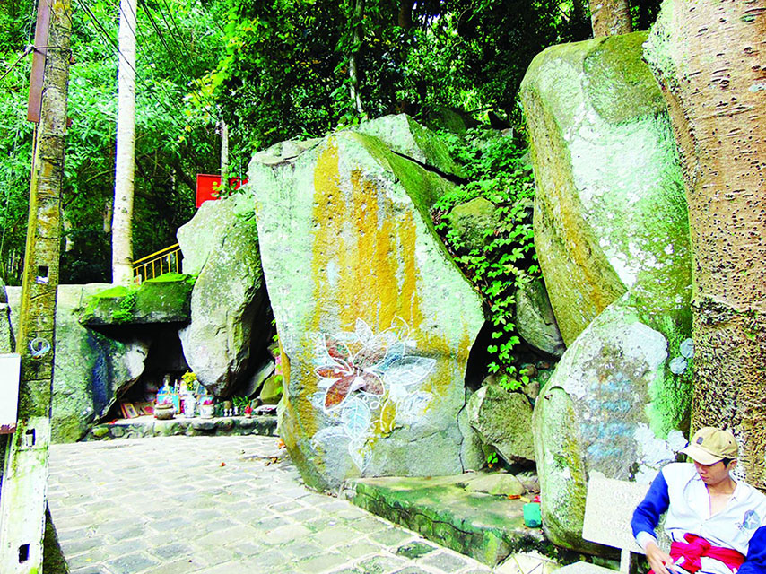 “Ông Đá nứt” tạo thành lối đi (Nguồn: Internet)