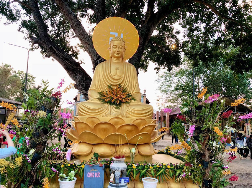 Pho tượng Thích Ca Mâu Ni trong khuôn viên chùa Gò Kén (Nguồn: Internet)