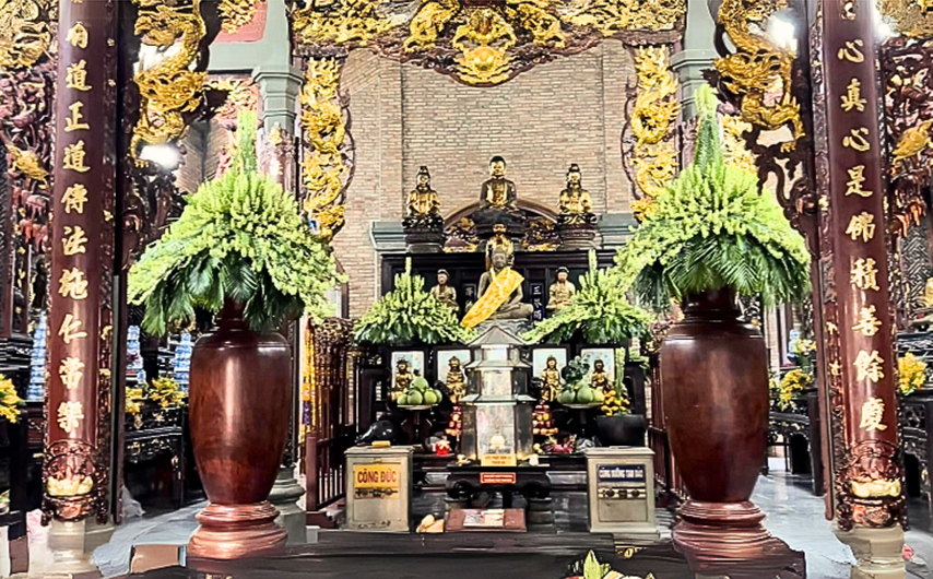 Bàn thờ tổ Chánh điện mang sắc thái tâm linh huyền bí nhờ hương và hoa (Nguồn: Internet)