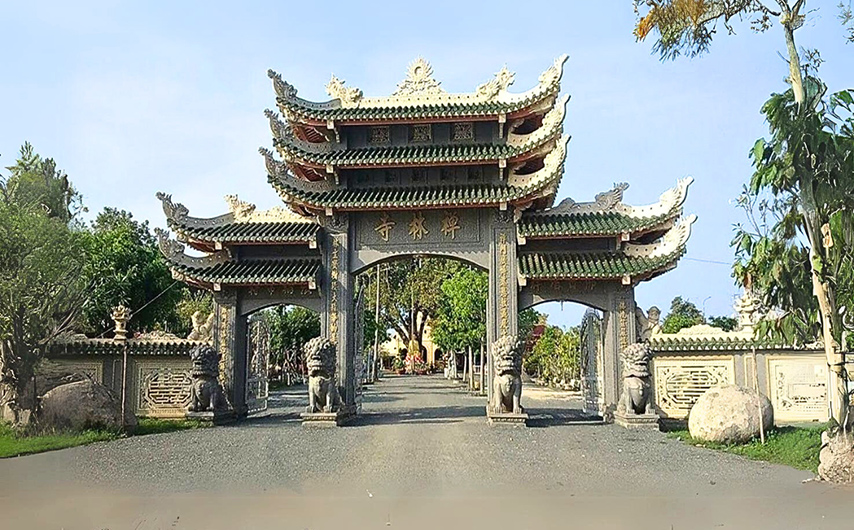 Cổng vào Thiền Lâm tự Gò Kén gây ấn tượng với lối kiến trúc mái đình Nam Bộ được bốn tượng đá lân sư trấn giữ (Nguồn: Internet)