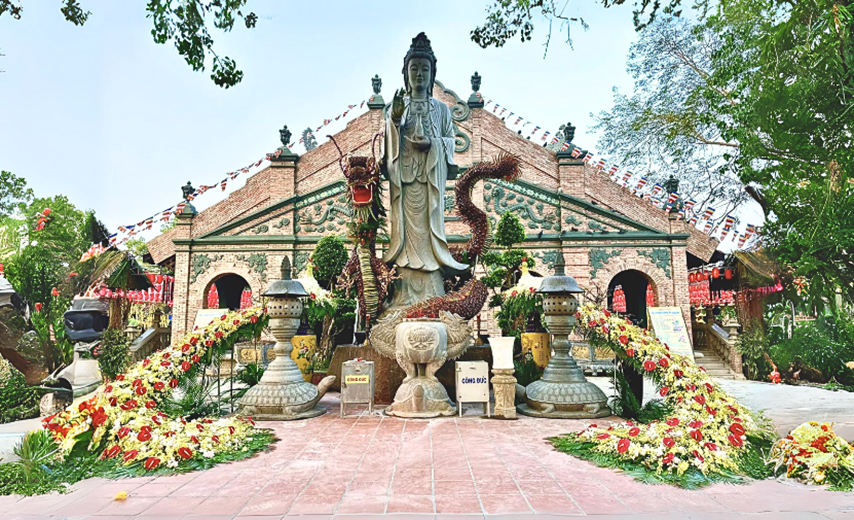 Chánh điện của chùa được xây dựng sáng tạo với cửa vòm và tường vôi vững chãi (Nguồn: Internet)