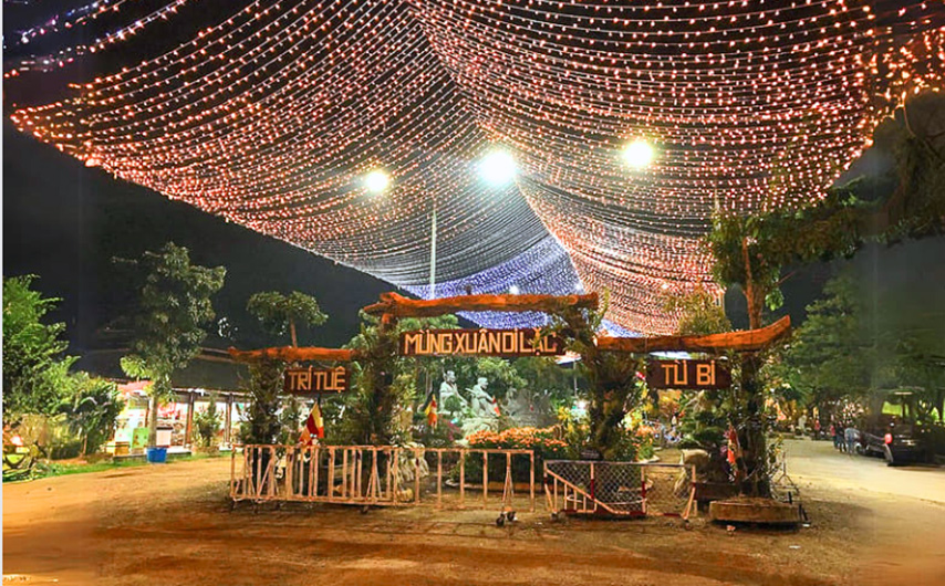 Hệ thống đèn led được bố trí công phu để ca ngợi trí tuệ và lòng từ bi của Phật Di Lặc (Nguồn: Internet)