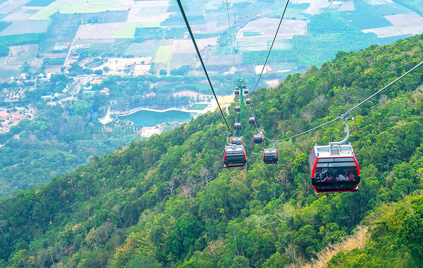 Tuyến cáp Tâm An đưa du khách từ chùa Bà lên đỉnh núi chỉ trong hơn 5 phút
