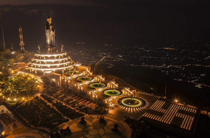 Núi Bà Đen với hàng ngàn ngọn đèn thắp sáng lung linh về đêm