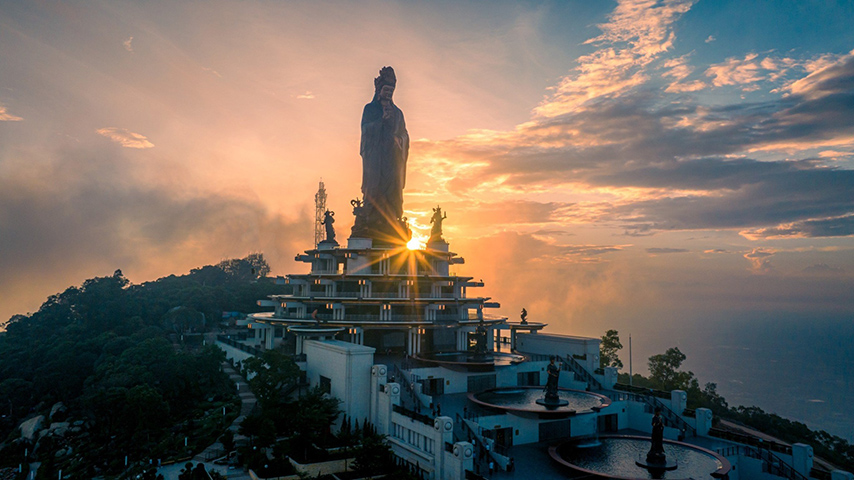 Khung cảnh hùng vĩ trên núi Bà Đen