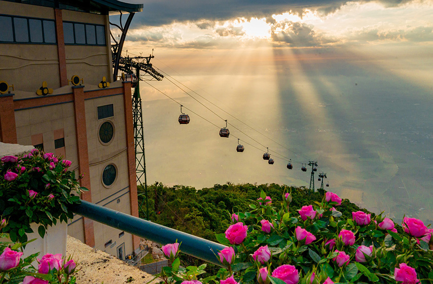 Mùa khô với thời tiết nắng ráo là khoảng thời gian lý tưởng để đi cáp treo núi Bà Đen (Nguồn: Internet)