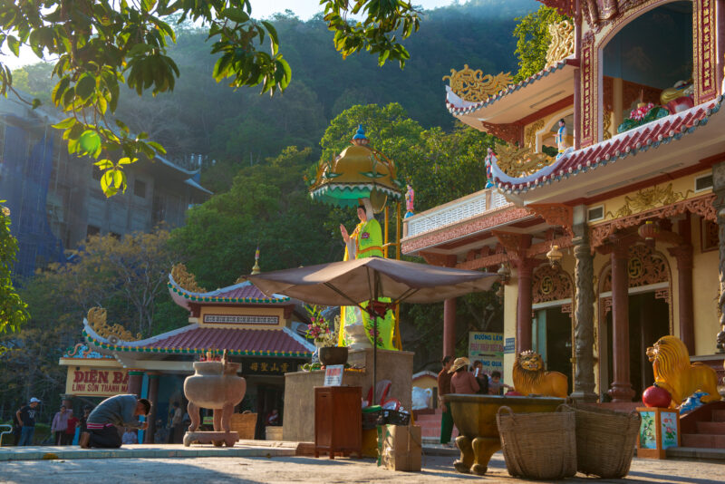 Quang cảnh đèn thờ núi bà đen