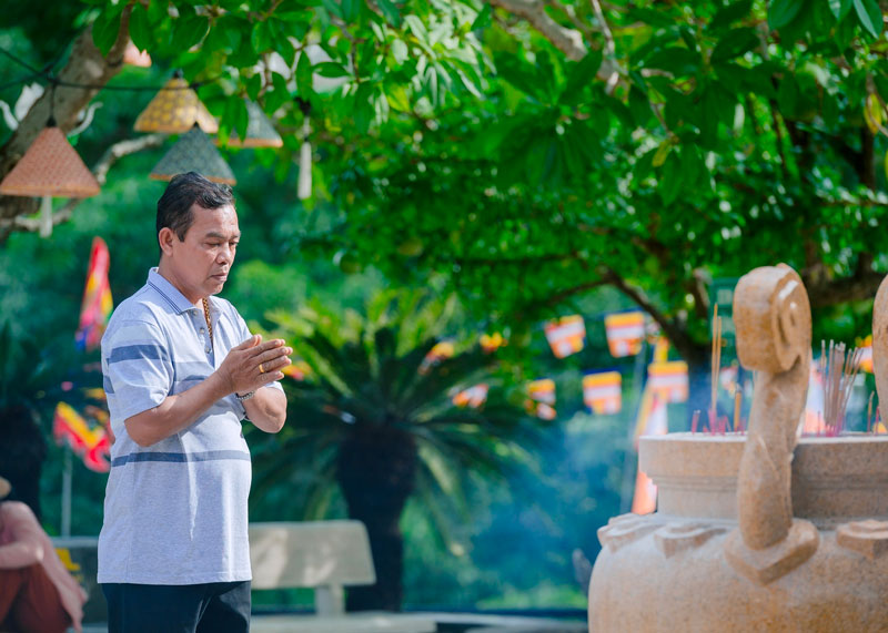 Du khách thành tâm khấn nguyện tại vùng đất địa linh