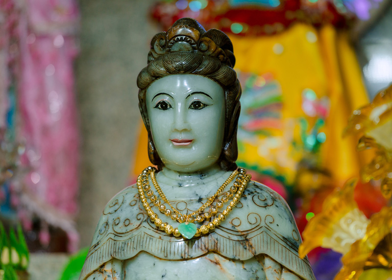 Theo huyền tích thứ hai, Linh Sơn Thánh Mẫu là nàng Đênh