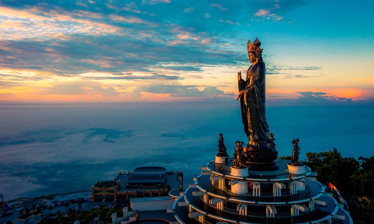 Về Tây Ninh mùa rằm tháng Tám, hòa mình trong sắc màu lễ hội núi Bà Đen.