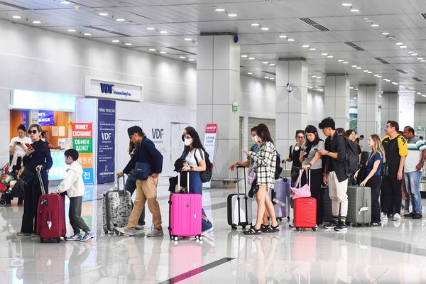 Hàng dài khách quốc tế nhập cảnh vào sân bay Phú Quốc trong ngày 14/02