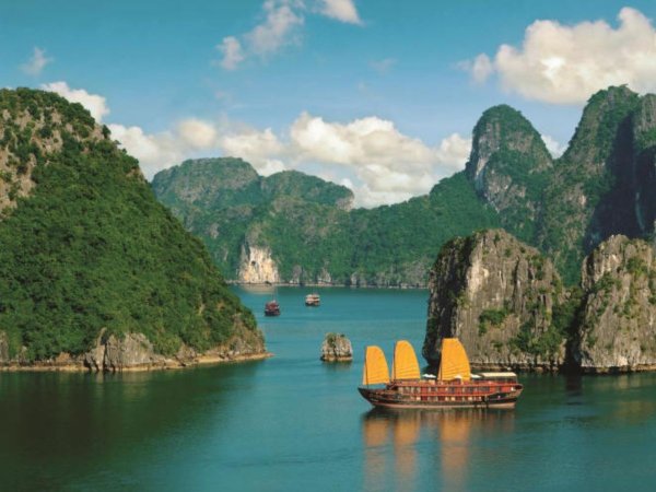 chiem-nguong-kiet-tac-thien-nhien-giua-vinh-ha-long-xanh-ngat