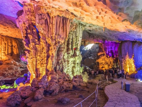 kham-pha-dong-thien-cung-tuyet-tac-ky-ao-giua-long-vinh-ha-long