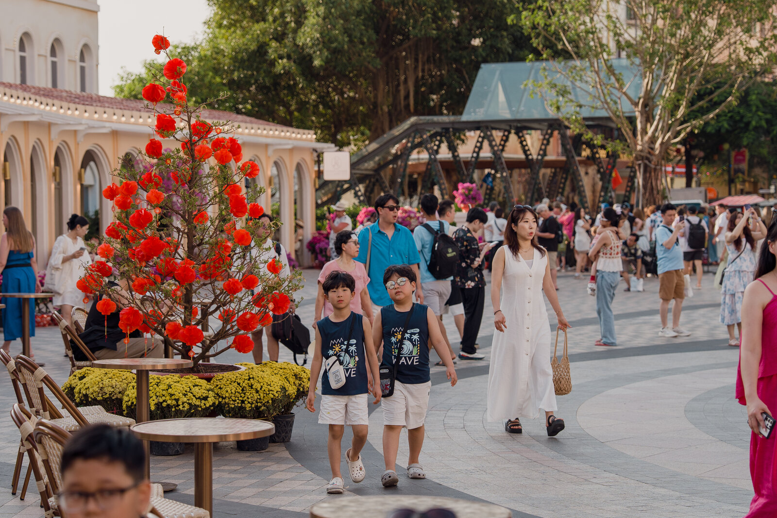 Tấp nập khách quốc tế ở Thị trấn Hoàng Hôn, Phú Quốc dịp Tết Nguyên đán