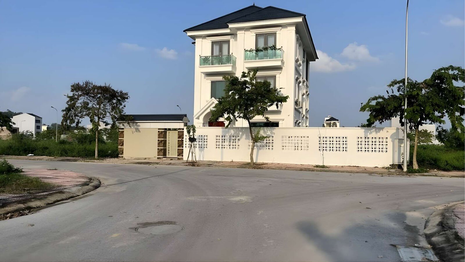 Thế nào là đường đâm vào nhà và cách hóa giải hiệu quả?