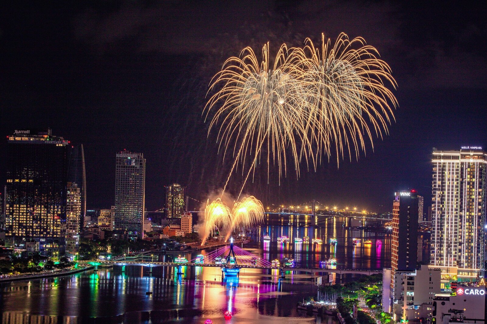 Tầm view pháo hoa “đỉnh nóc kịch trần” từ tổ hợp Sun Symphony Residence soi bóng sông Hàn
