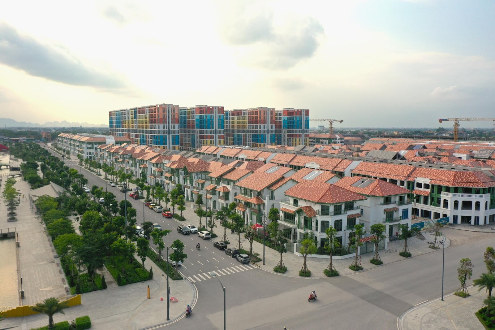 Nhà phố Sun Urban City chuẩn bị bàn giao, hưởng “lộc” từ đại lộ lễ hội đông nghịt khách