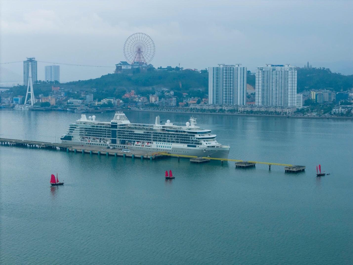 Du khách tàu biển đến vịnh Hạ Long được chào đón bằng âm nhạc