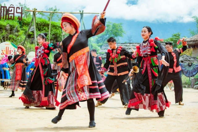 Ban May Xoe Festival opens the festive season at Fansipan, Sa Pa